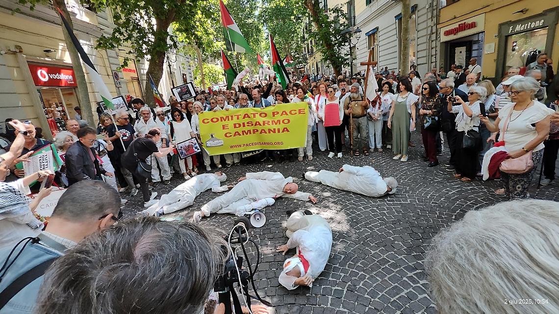 A terra come i morti nei bombardamenti a Gaza, flash mob a Napoli