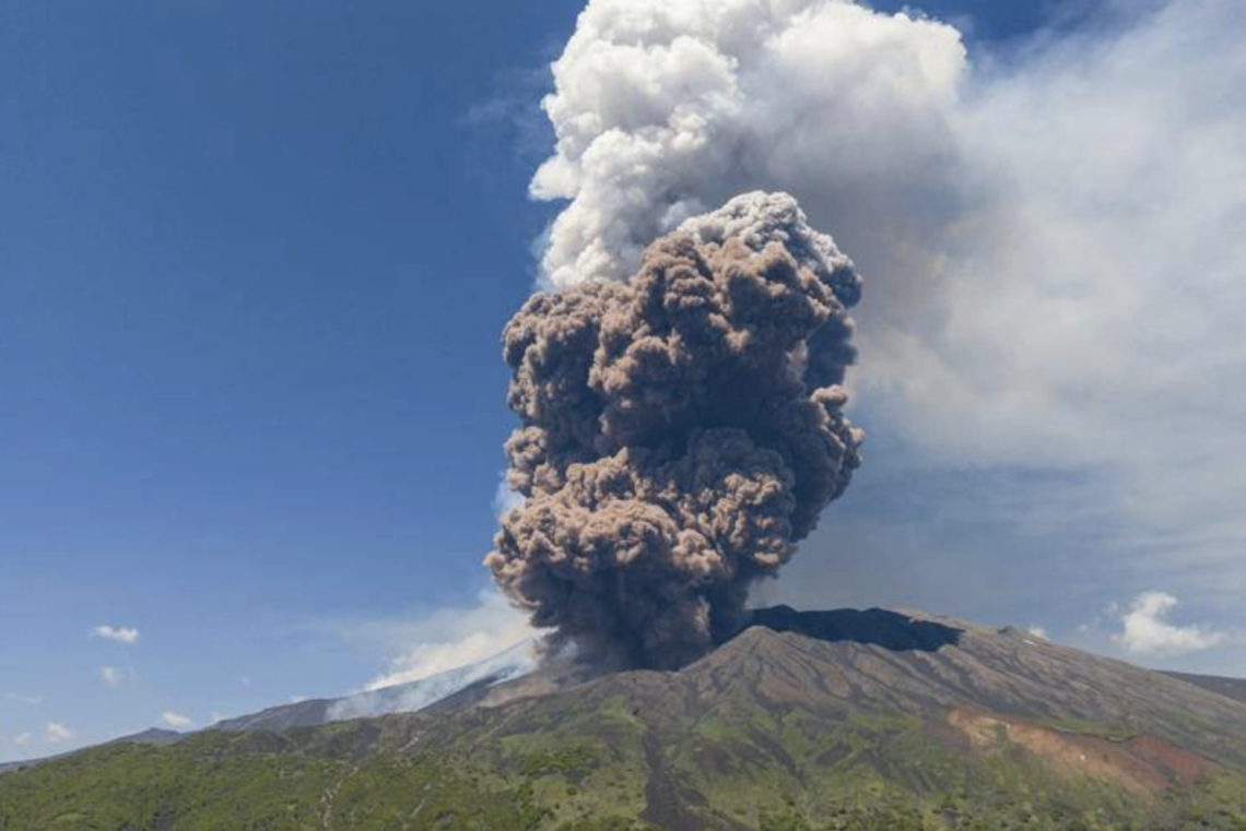 Etna in eruzione, crolla parte del cratere Sud-Est