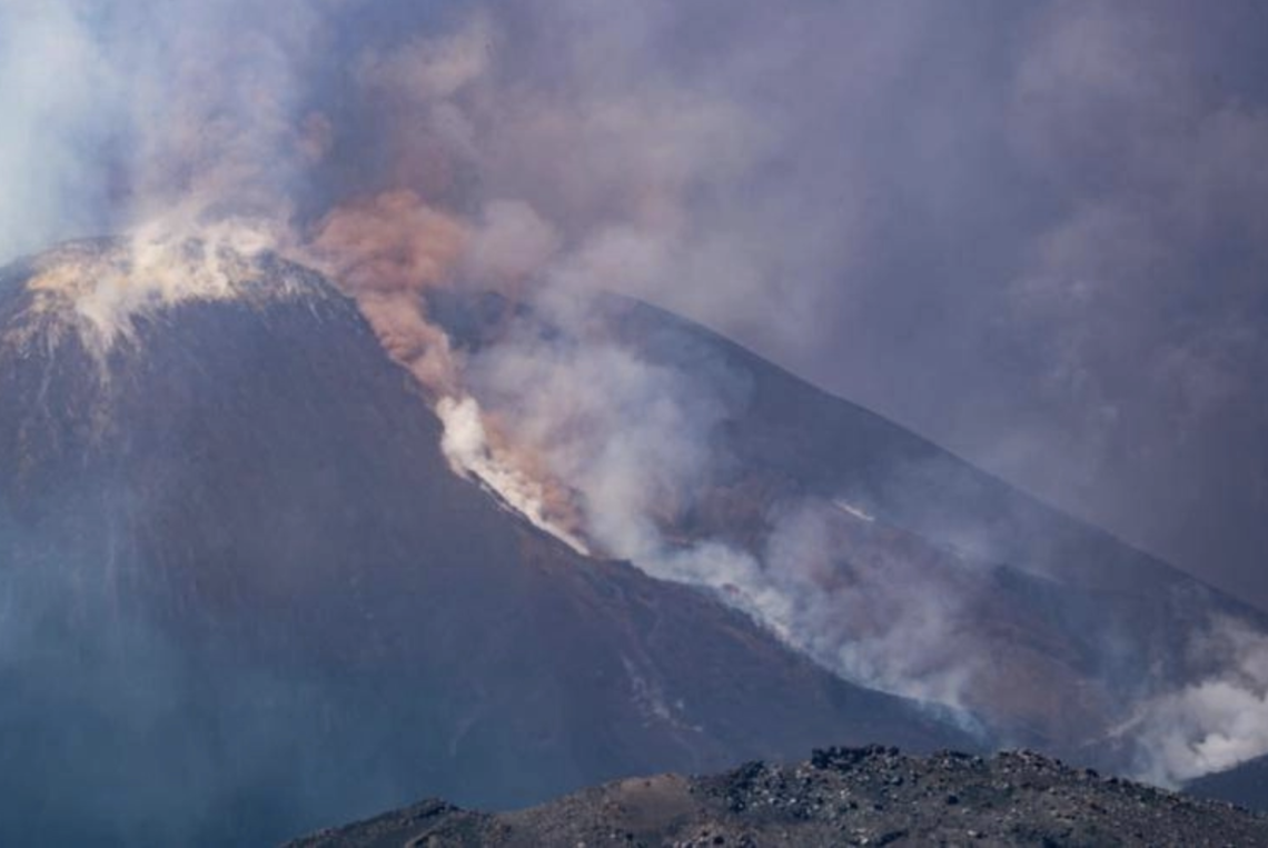 Eruzione Etna e turisti in fuga, è polemica dopo i video: «Perché erano in quota?»