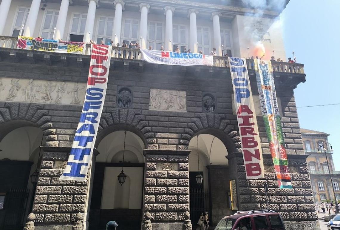 Diritto alla casa, attivisti occupano il teatro San Carlo: «Stop agli sfratti e ai b&b» 