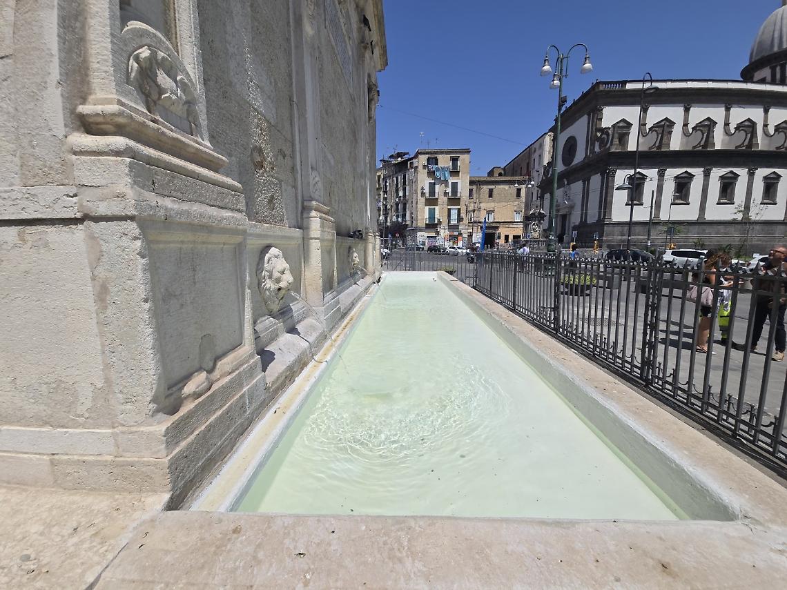 A Napoli torna in funzione la fontana del Formiello