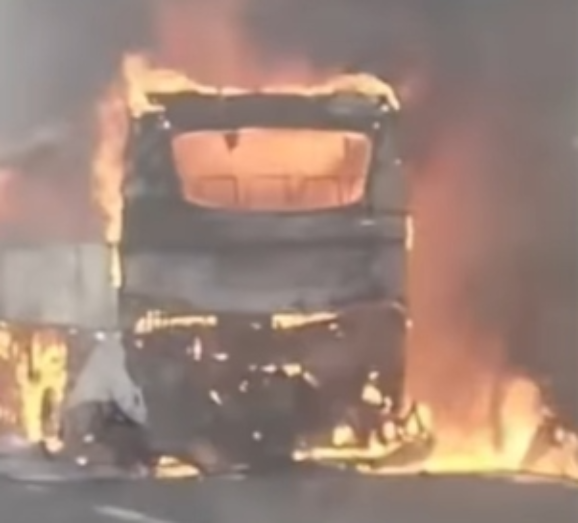 Bus a fuoco su A16, si salvano in tempo 28 passeggeri