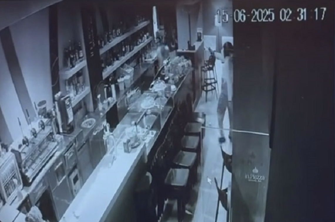 Rapina bar e spara, gestore reagisce con la scopa: il video è virale