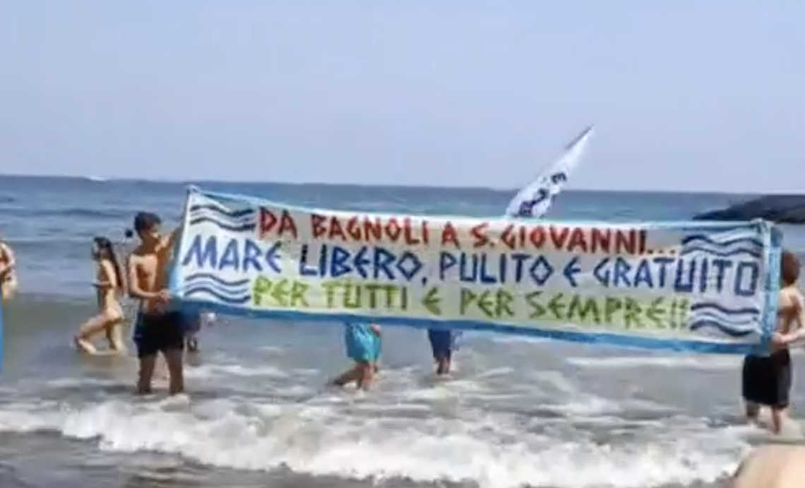 Numero programmato a Posillipo, protesta in spiaggia dei comitati