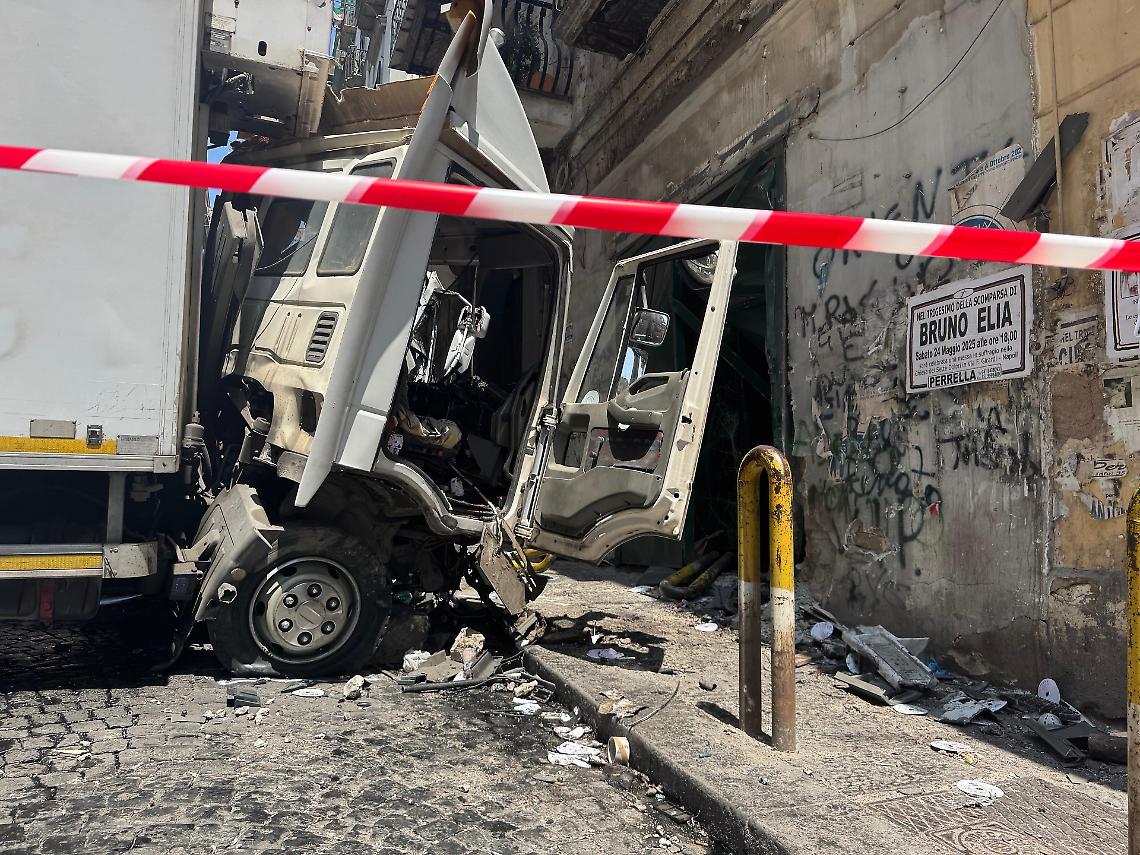 Camion perde controllo, ferito conducente