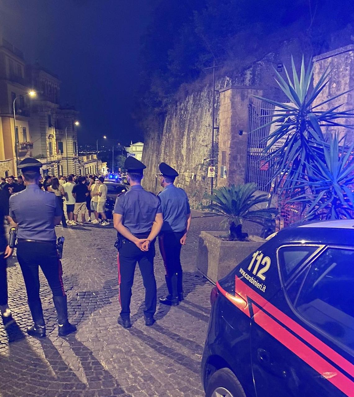 Notte prima degli esami a San Martino, 17enne fermato con coltello