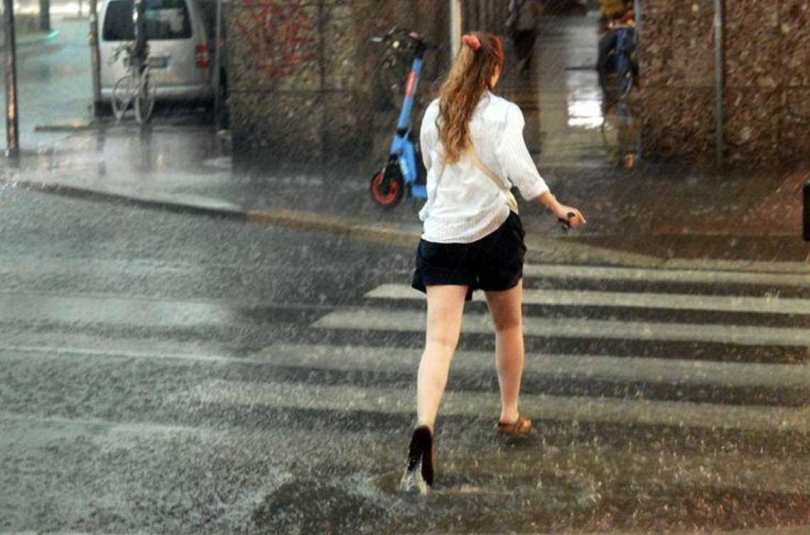 Temporali e calo termico, l'aria fresca scivola verso Sud