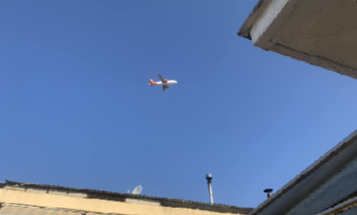 Aerei bassi su Napoli nord, rabbia civile e gas nell’aria 