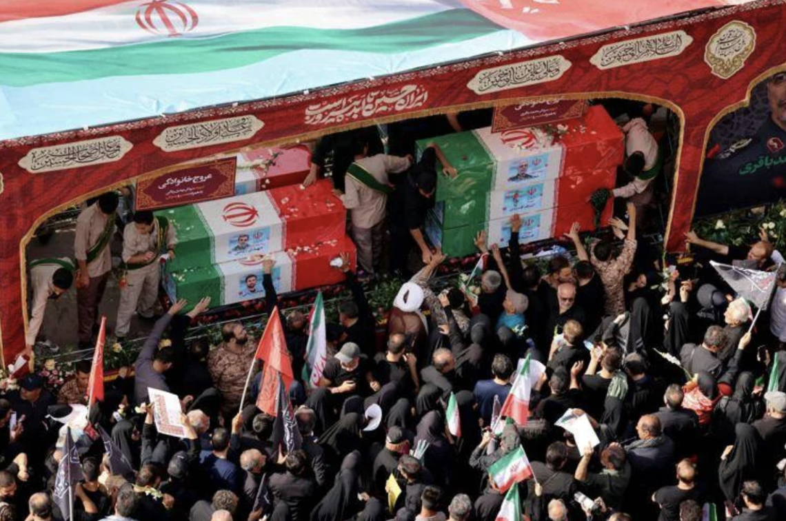 Trump: «Bufala i 30 miliardi per nucleare Iran». A Teheran folla per l'addio ai “martiri" di guerra