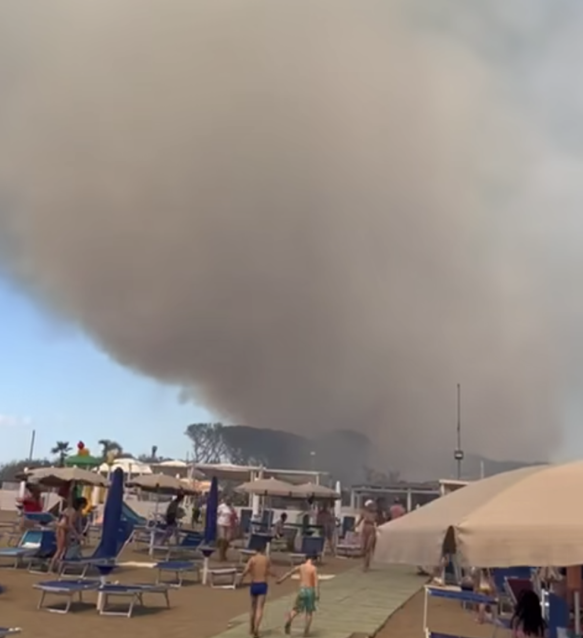 Rogo in pineta, paura tra bagnanti a Baia Domizia