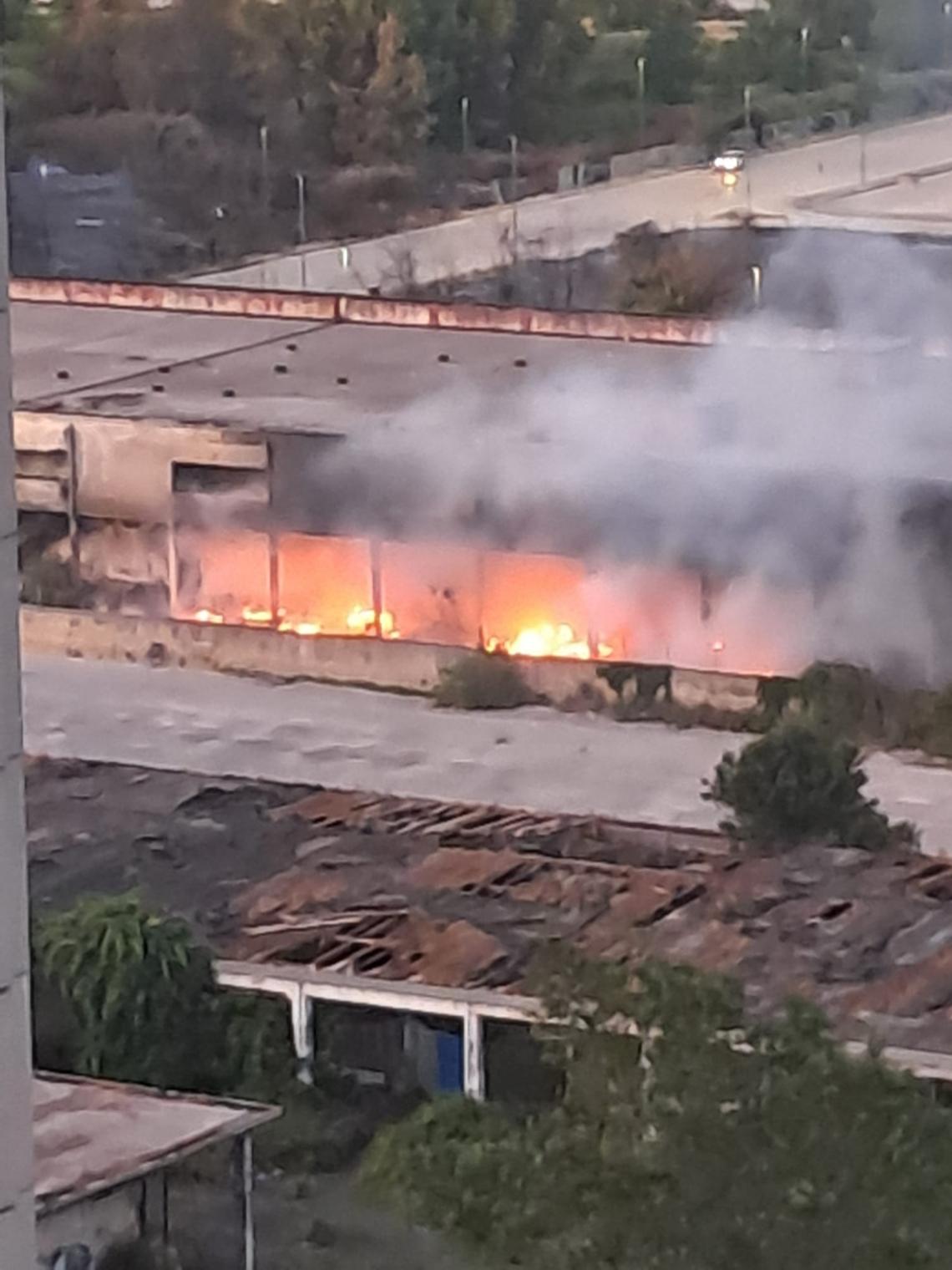 Napoli brucia, tre incendi mettono in crisi la città