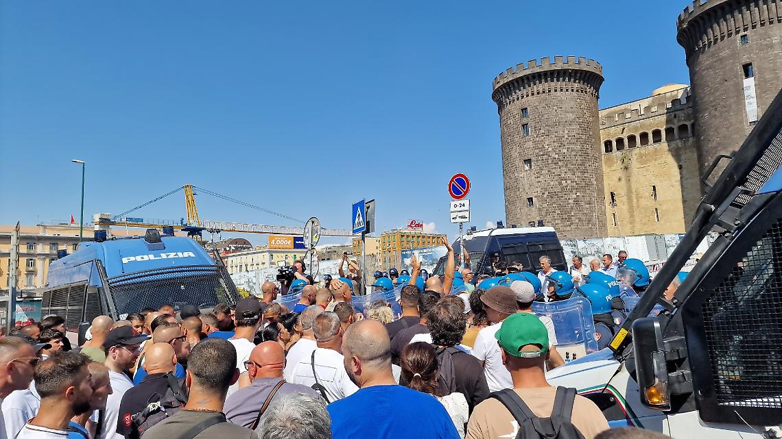 Disoccupati protestano davanti al Maschio Angioino