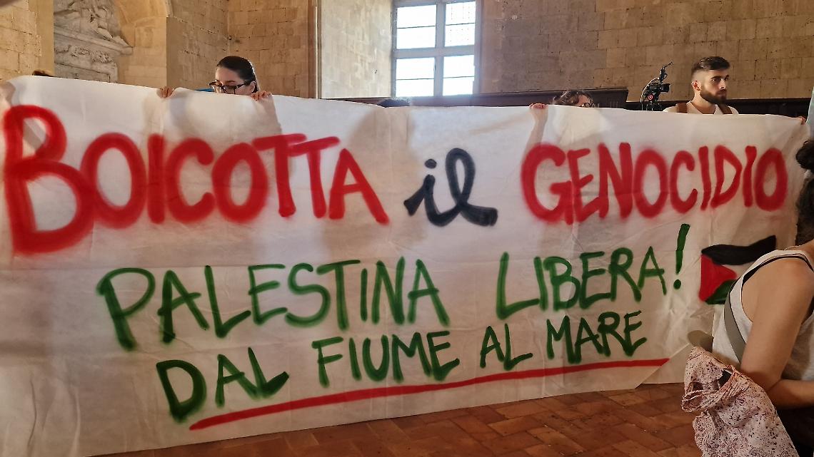 Napoli, striscione in consiglio comunale: «Basta accordi con Israele»