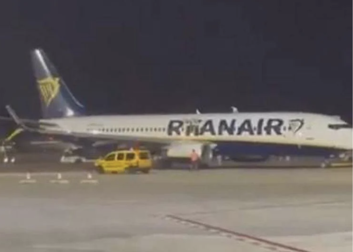 Spagna, falso allarme incendio su volo Ryanair: nella fuga 18 feriti lievi