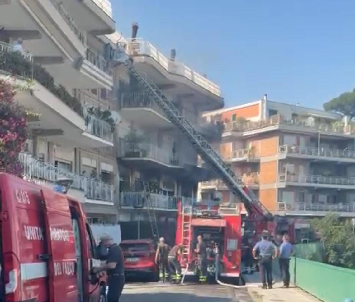 Paura a Posillipo, fiamme in un’abitazione in via Catullo