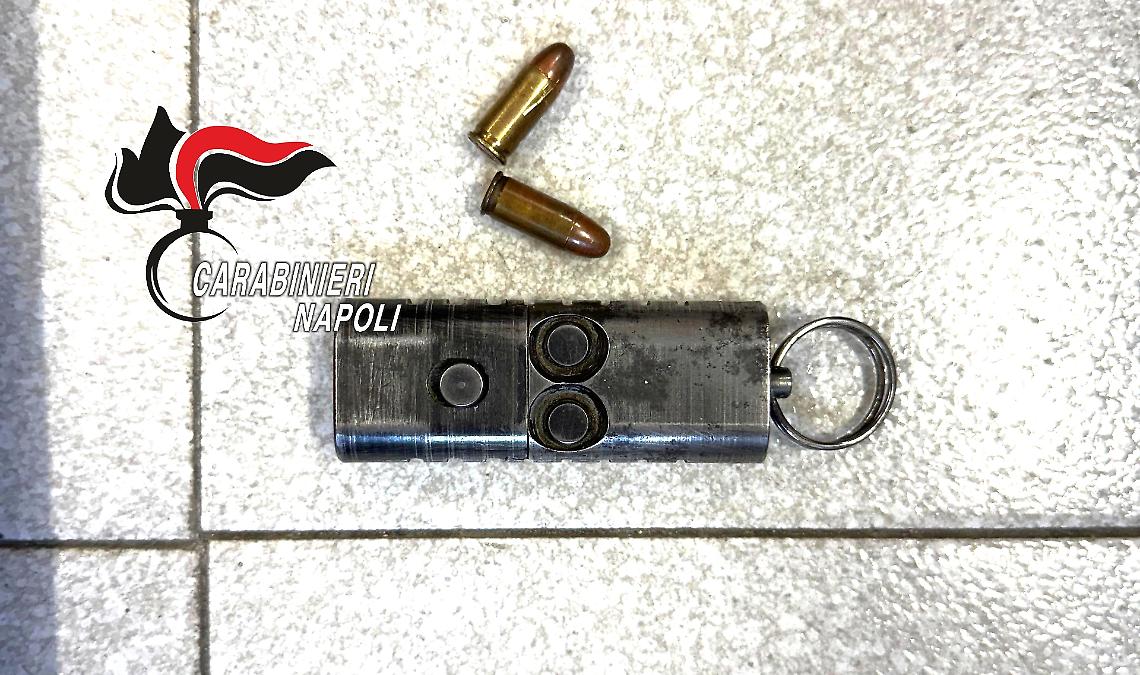 Arma inedita nel Napoletano, sequestrata pistola portachiavi