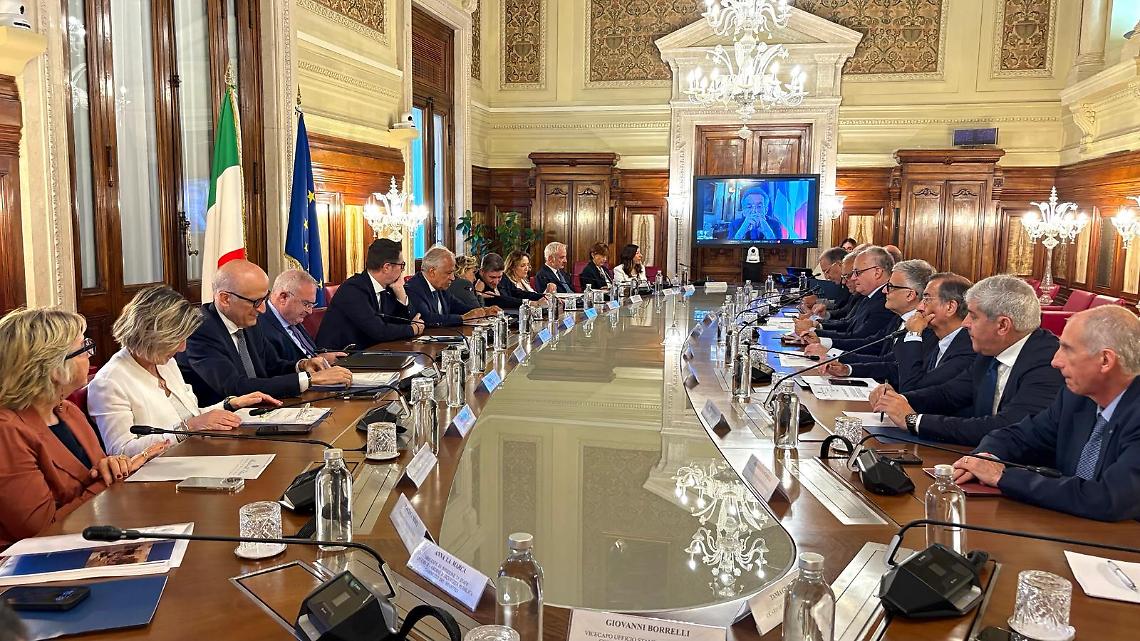 Piantedosi vede i sindaci di Roma, Milano e Napoli: delitti in calo