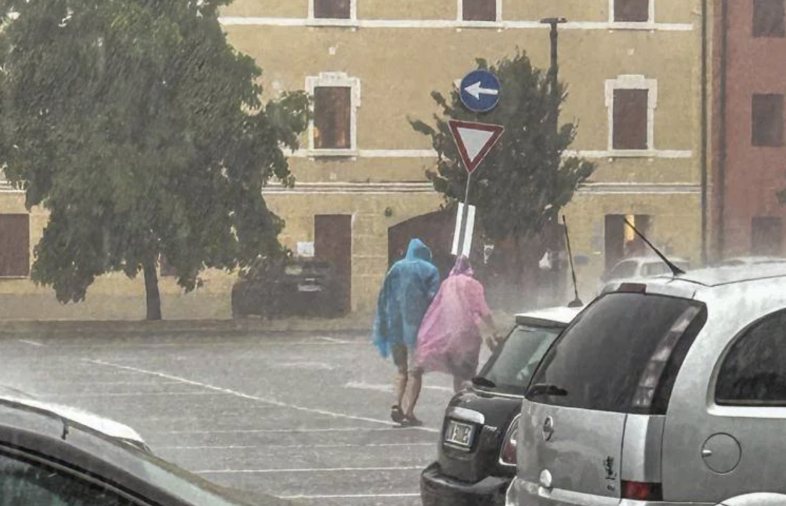 Italia divisa tra caldo e maltempo, allerta in 12 Regioni. Strade allagate a Napoli, bomba d'acqua a Bacoli