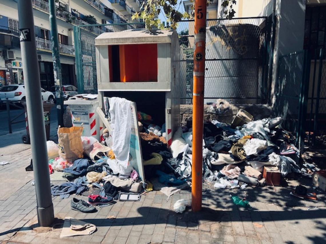 Abiti usati, via i cassonetti arrivano i punti raccolta