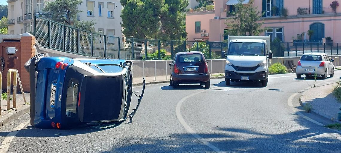 Napoli, Smart si ribalta in via Tasso