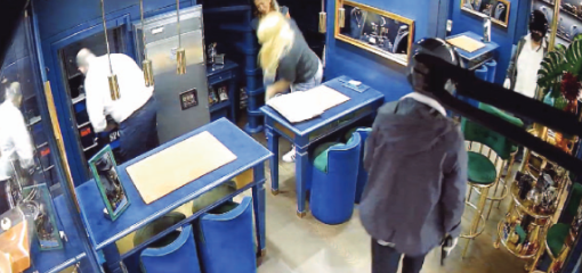 Raid da 300mila euro a Chiaia