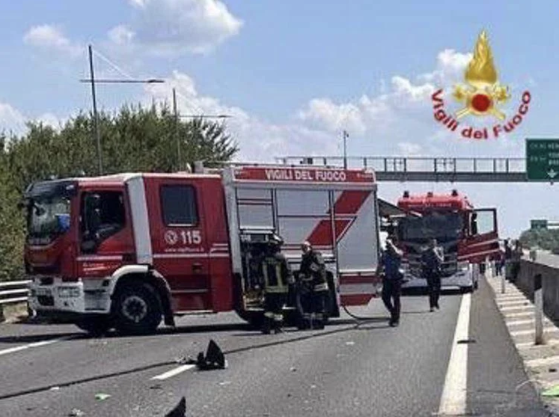 Ultraleggero precipita su raccordo autostradale: due morti