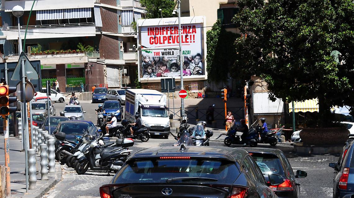 Manifesti pro Gaza su tabelloni pubblicitari, il grido di Emilio Silvestrini: "Indifferenza colpevole"
