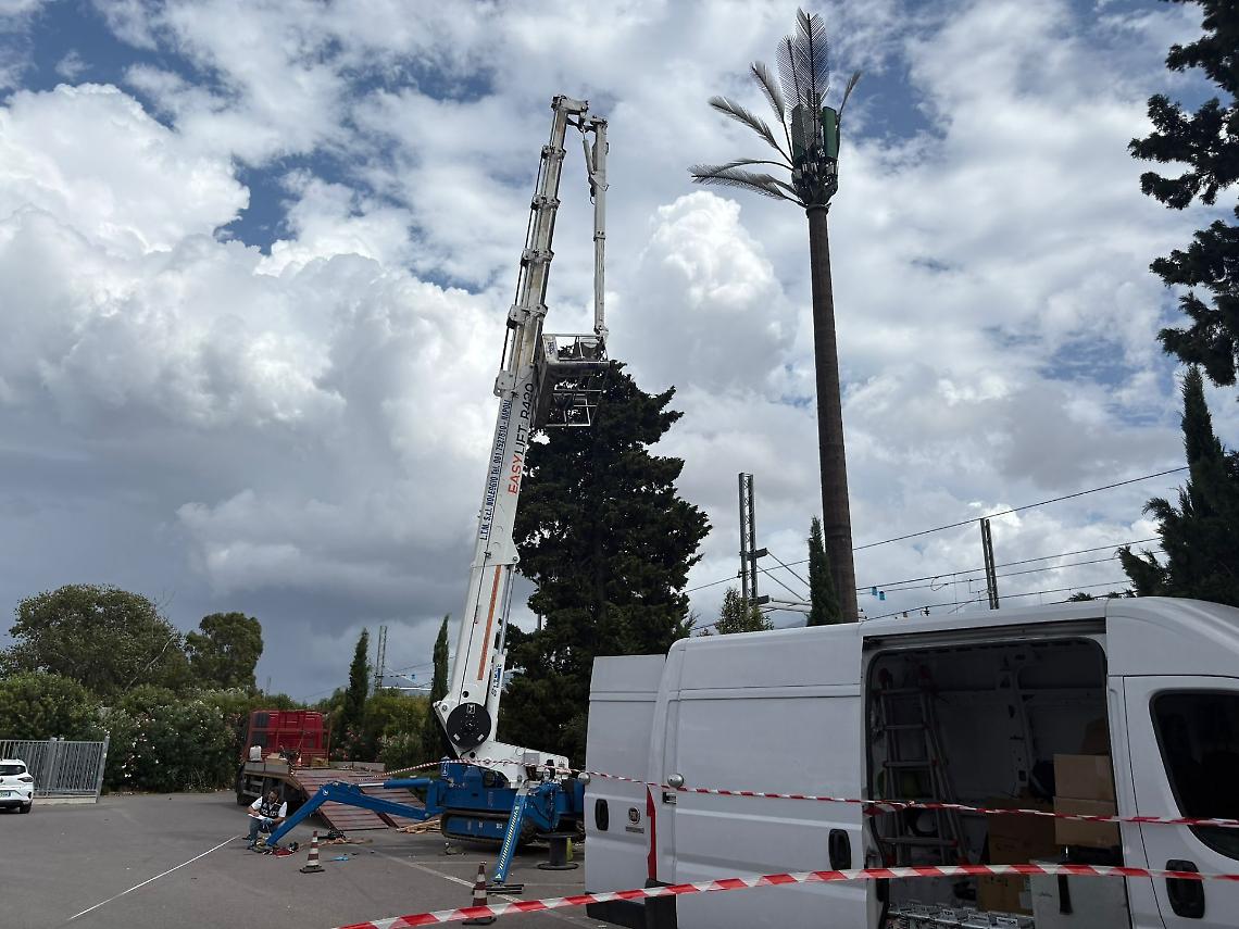 Cede braccio idraulico, cestello precipita da 15 metri di altezza: gravi due operai