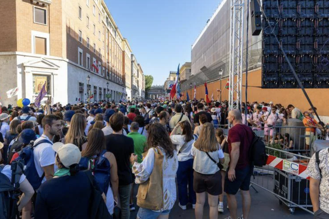 Giubileo giovani, in 70mila da tutta Italia in piazza San Pietro: stasera preghiera con Zuppi