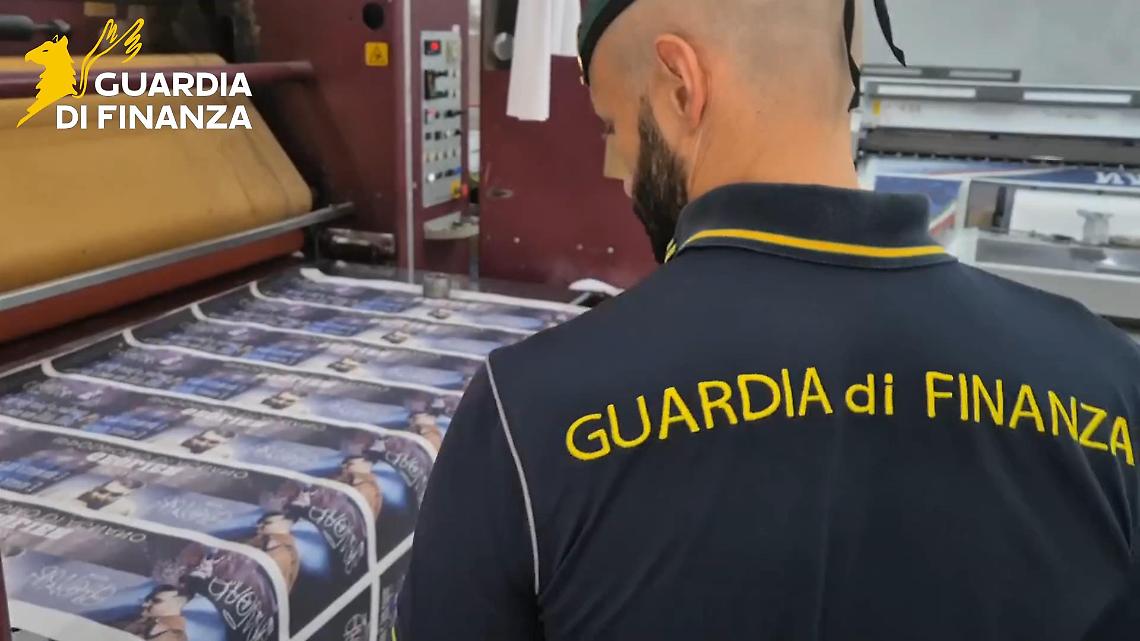 Scoperta centrale del falso: gadget Geolier e del Napoli