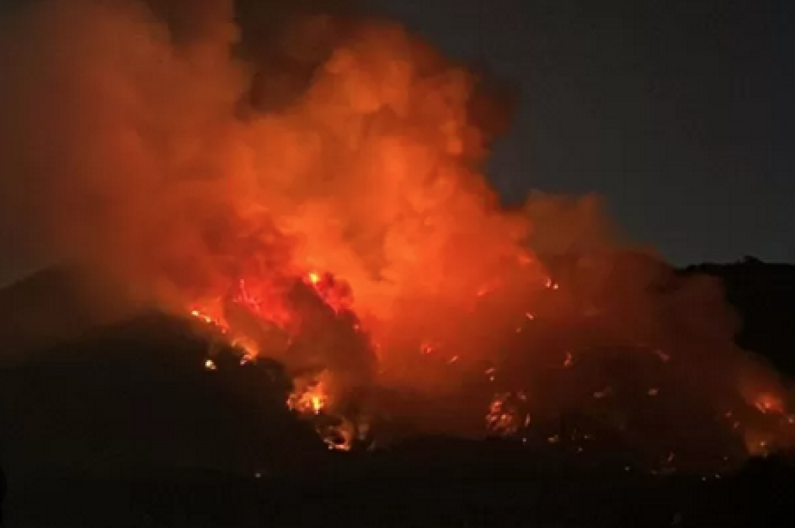 Vesuvio in fiamme, De Luca chiede la mobilitazione nazionale