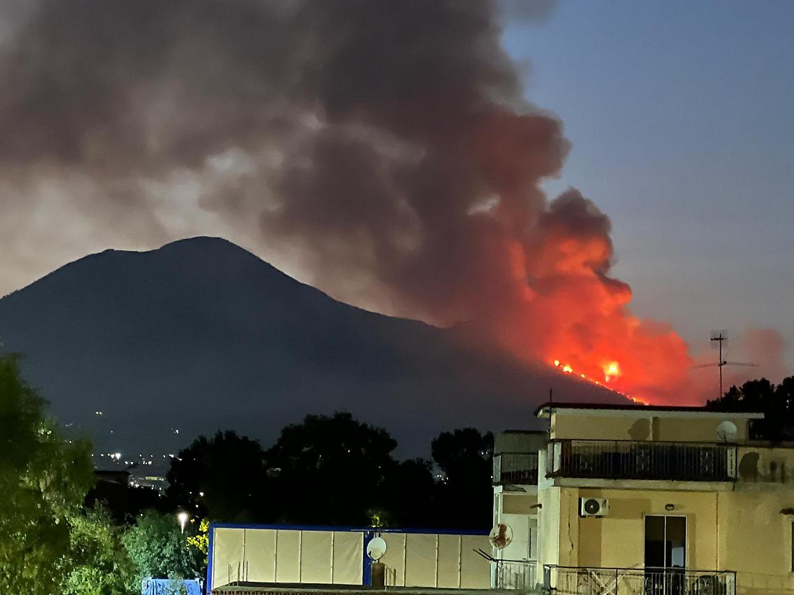 Roghi killer, ancora fiamme sul Vesuvio