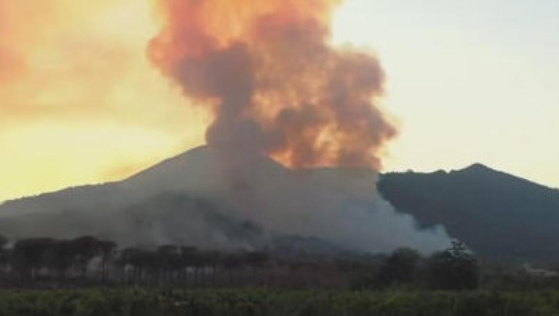 Fiamme sul Vesuvio, situazione ancora critica