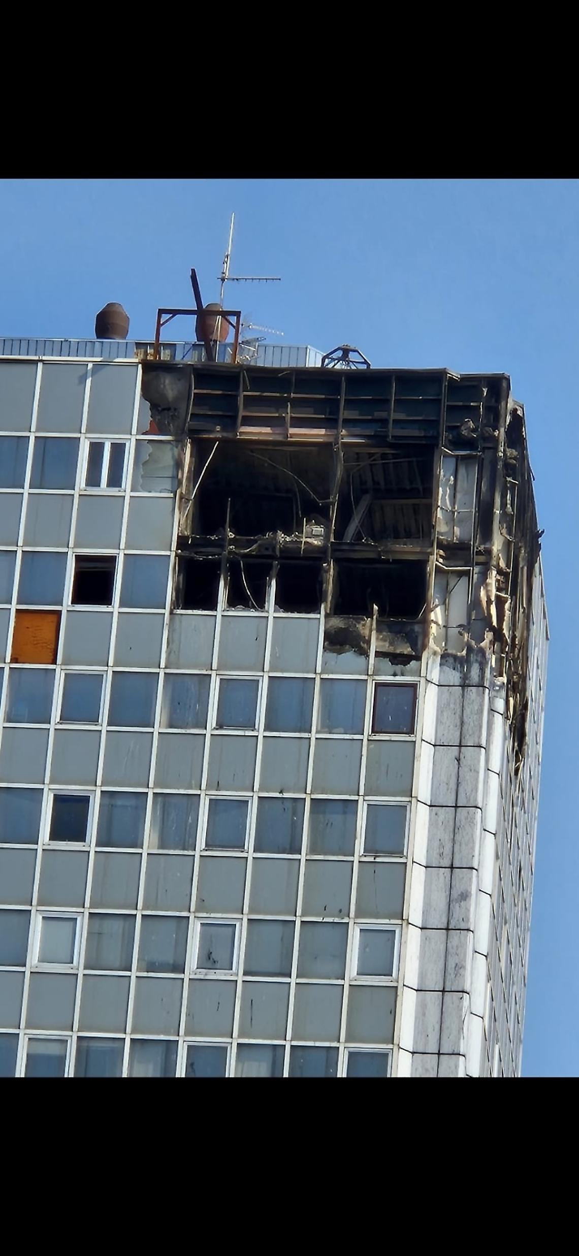 Fiamme al Centro Direzionale, distrutti due piani all'isola G1