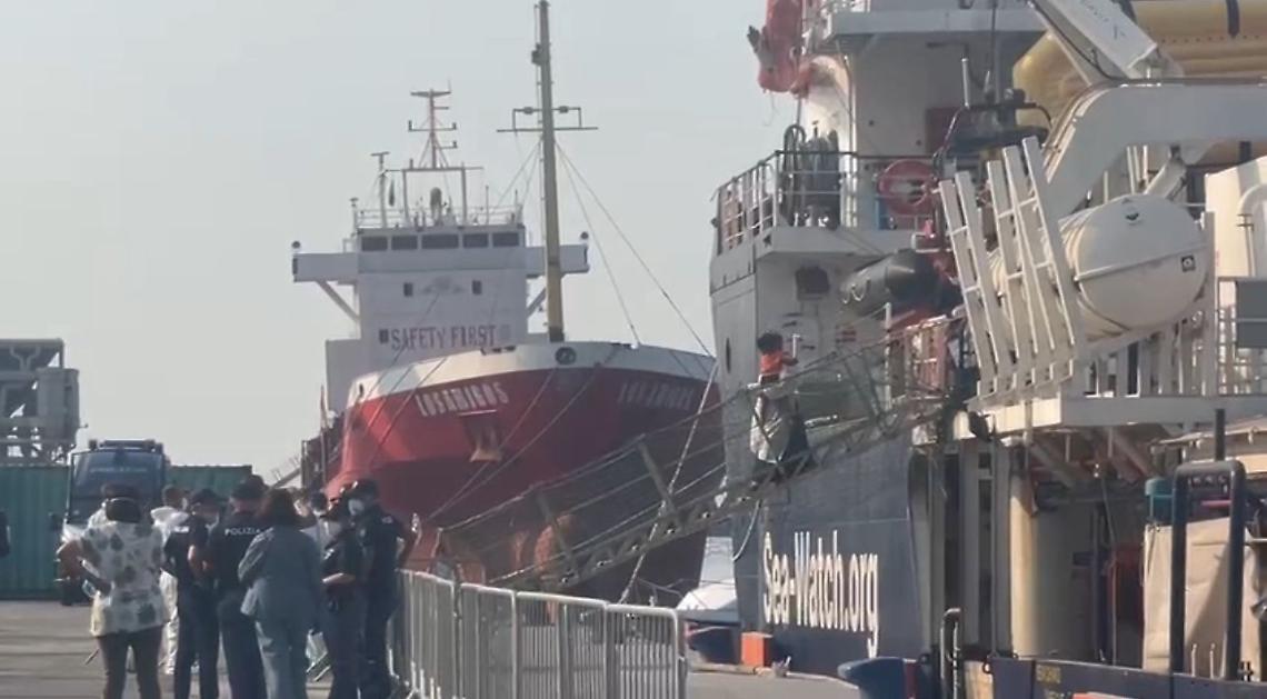 A Salerno la Sea Watch con 71 migranti 