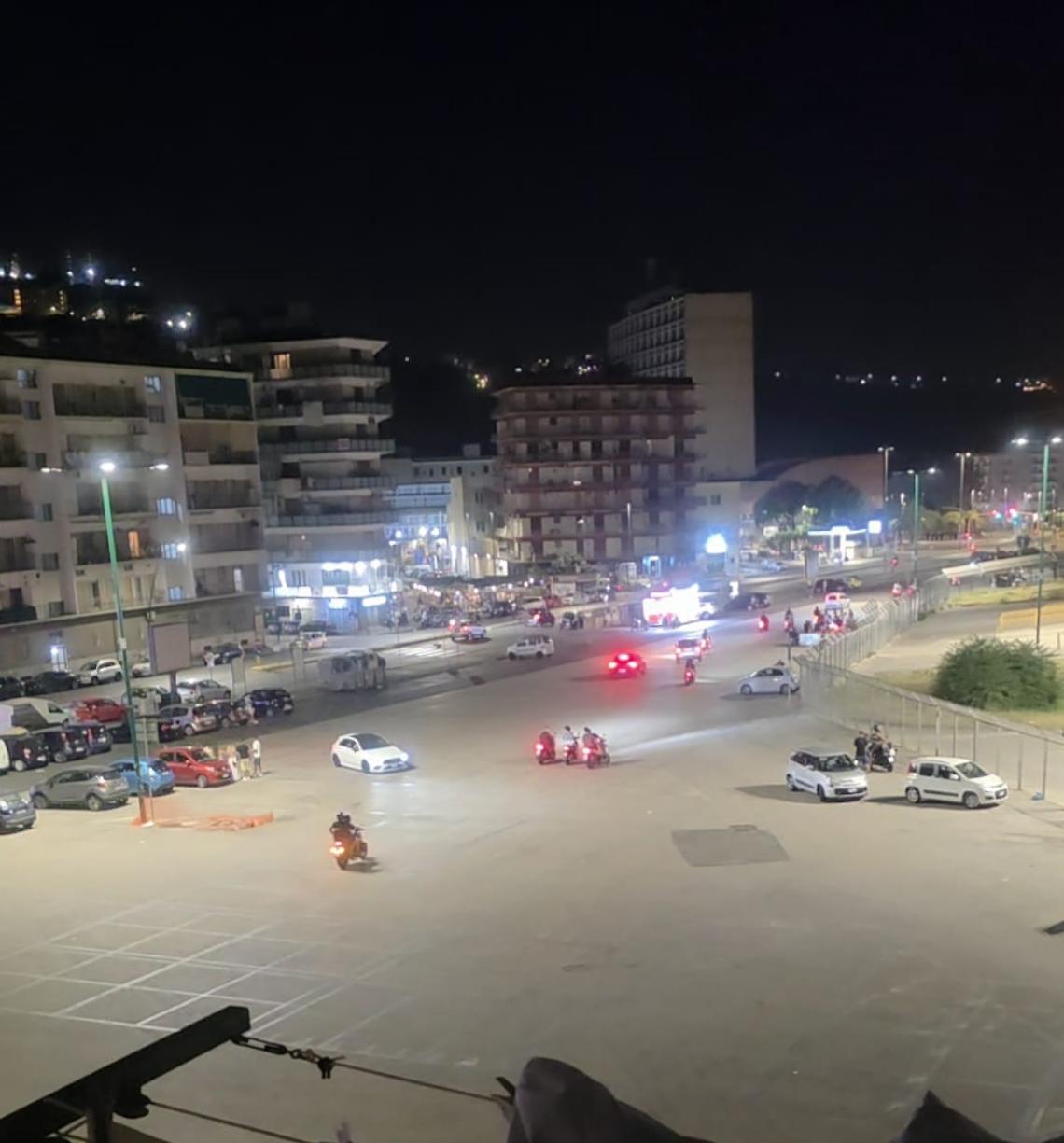 Corse di auto e scooter, è caos