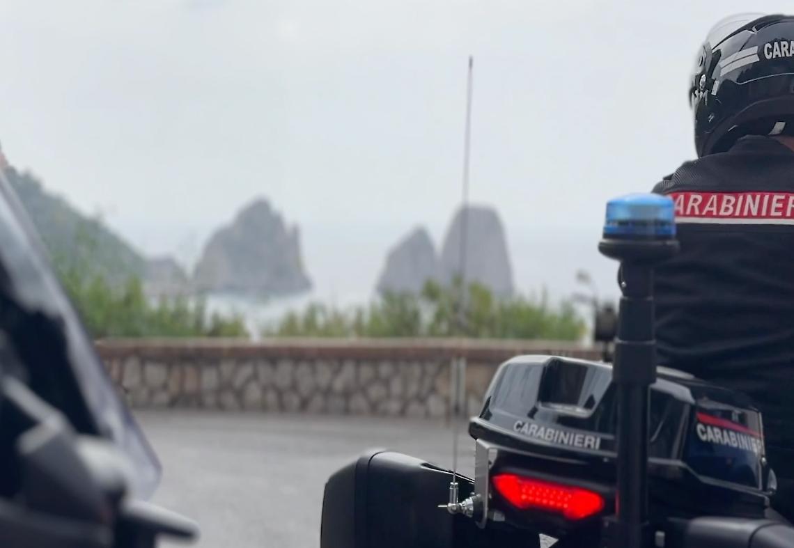 Turisti rubano bracciale di bigiotteria a Capri, denunciati
