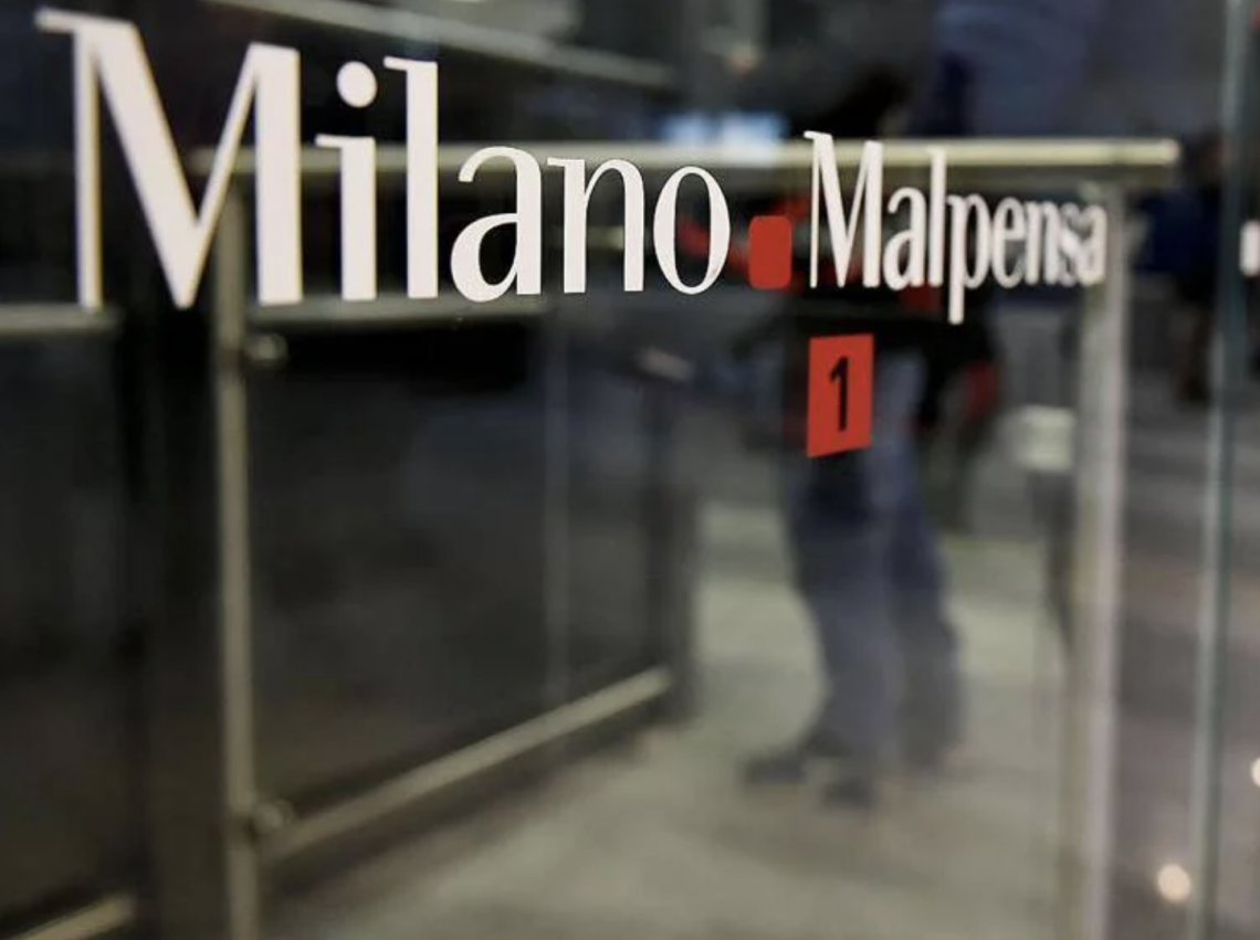 Paura a Malpensa, appicca il fuoco e devasta monitor al terminal 1 dell'aeroporto