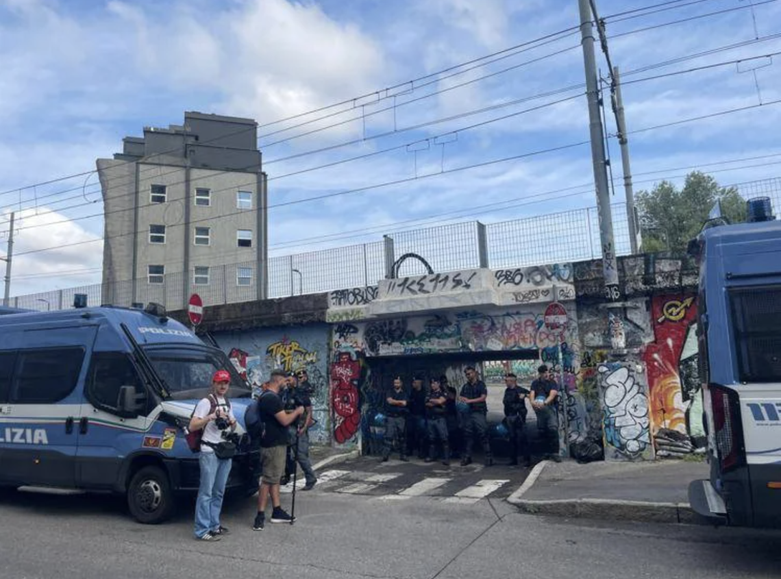 Milano, sgomberato dopo 31 anni il Leoncavallo. Meloni: «In Stato di diritto no a zone franche»