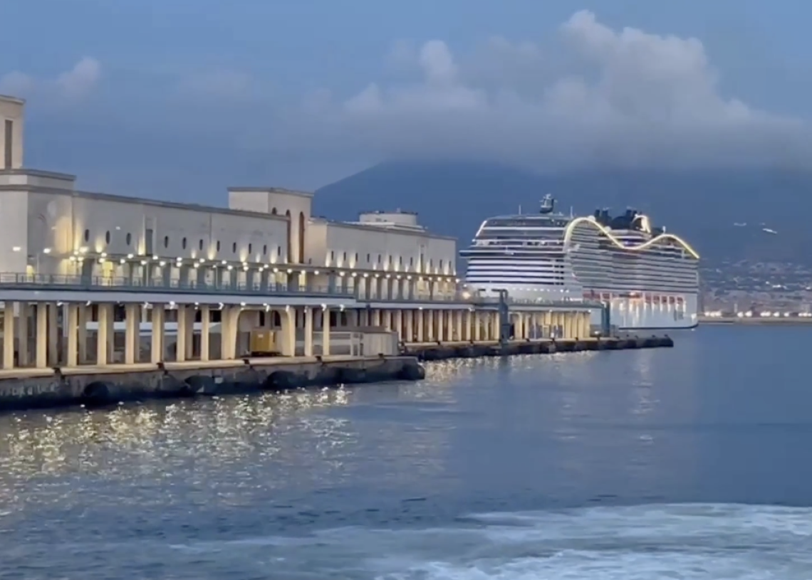 La nave MSC World Europa approda a Napoli dopo l'avaria
