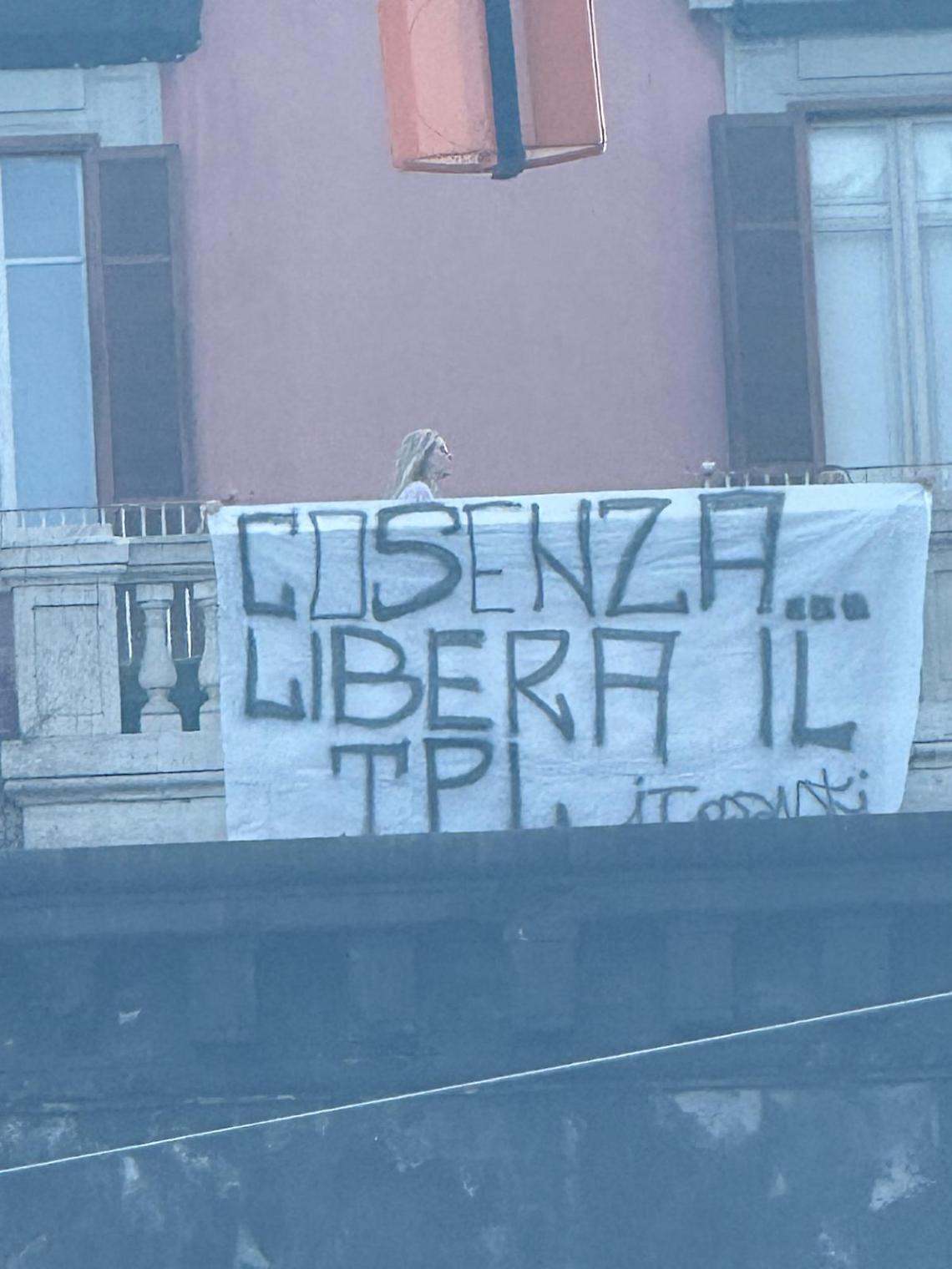 Tassisti, striscione a via Acton: «Cosenza libera il trasporto pubblico locale»