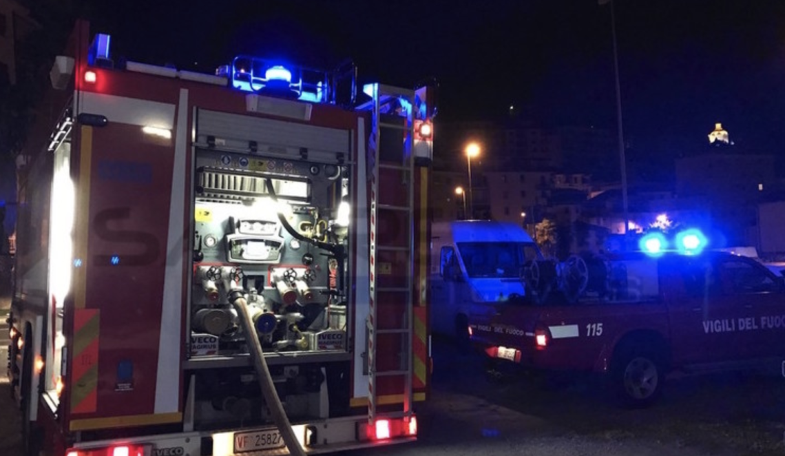 Incendio in un edificio, evacuate 15 famiglie