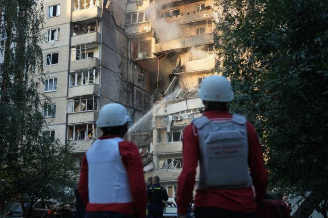 Maxi attacco russo sull'Ucraina: droni e missili su Kiev, colpita sede del governo
