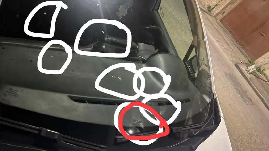 Sassi lanciati contro un'auto con a bordo una bimba di 3 mesi