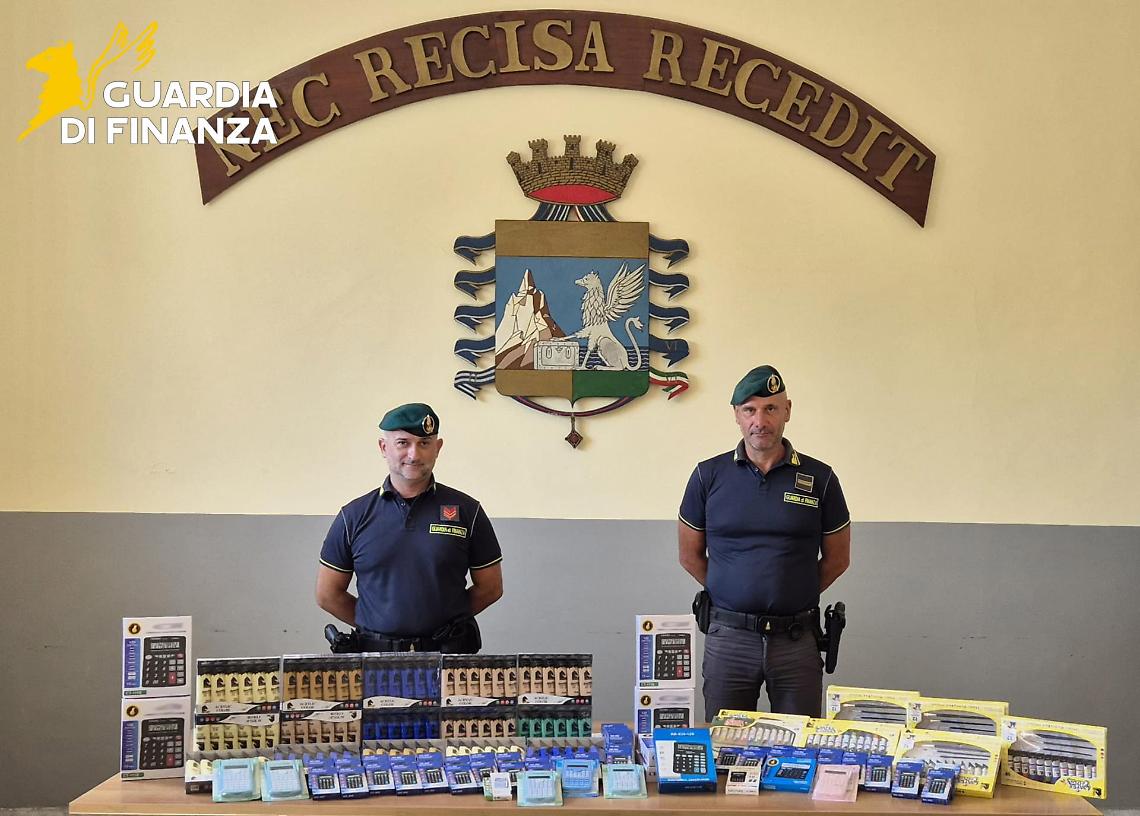 Sequestrati 150mila prodotti anche scolastici contraffatti, 27 persone segnalate