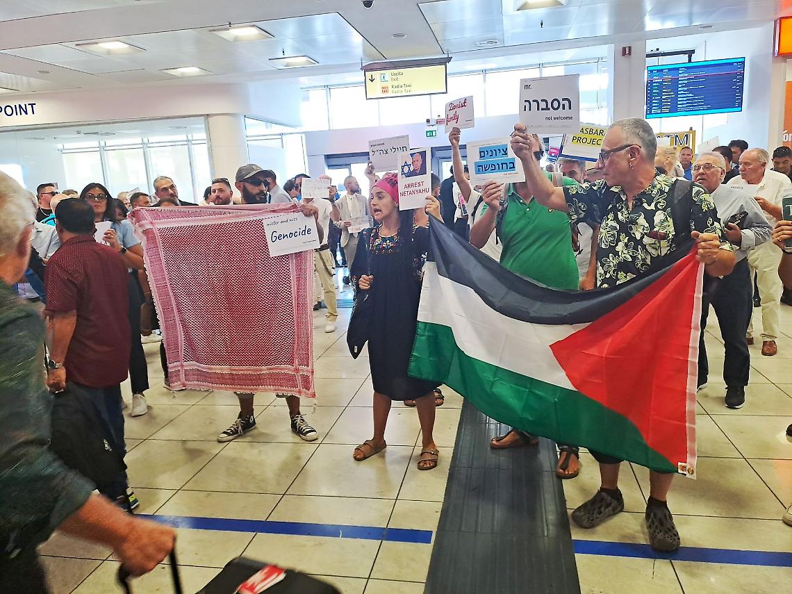 Blitz Pro-Pal all'aeroporto