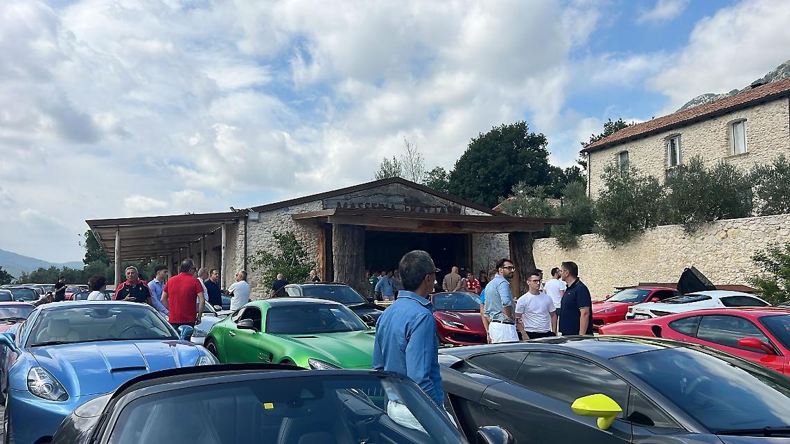 Il raduno delle Ferrari alla Masseria Frattasi