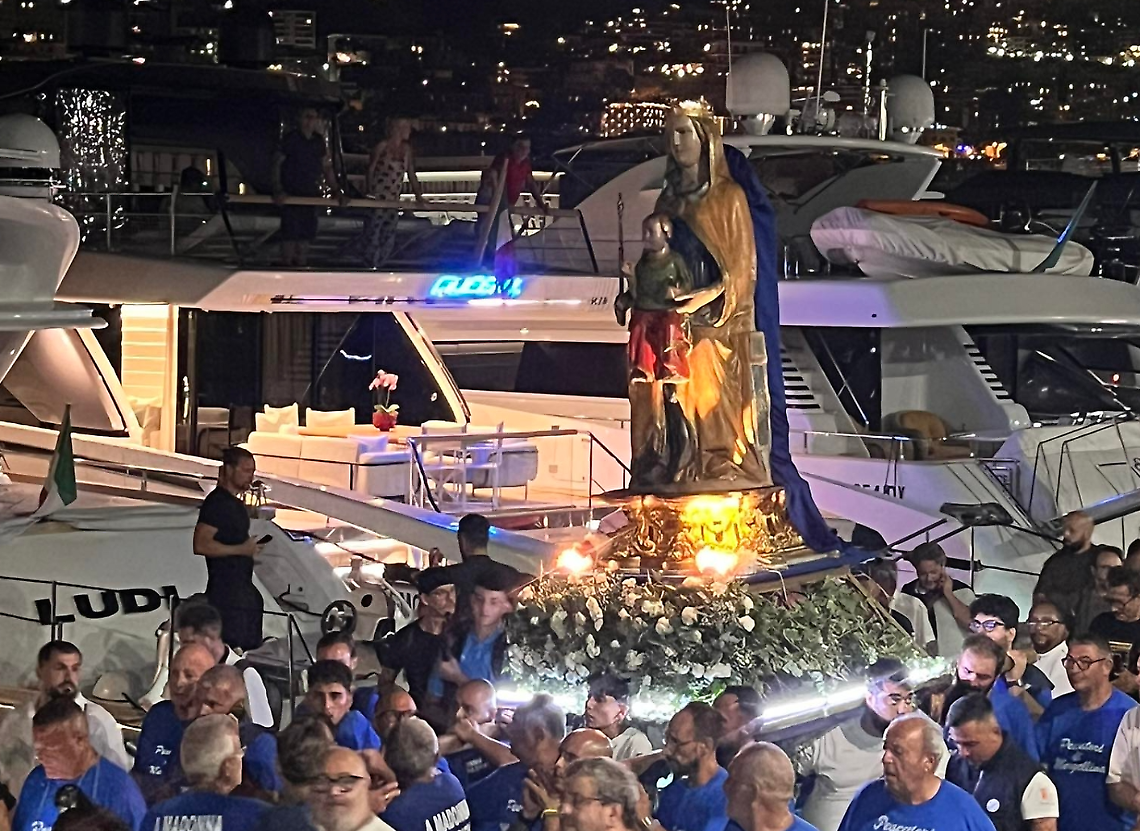 Piedigrotta, la Madonna in processione