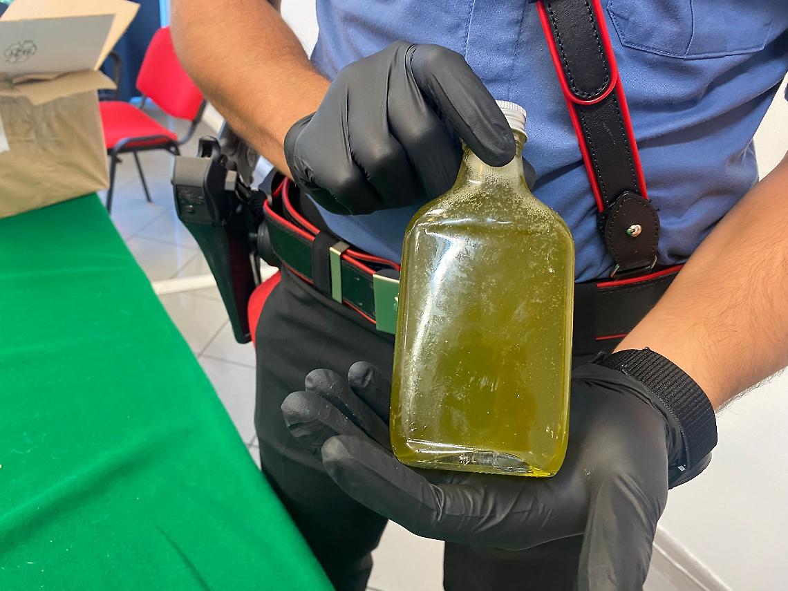 In casa 50 bottiglie di liquore alla marijuana, arrestato 24enne