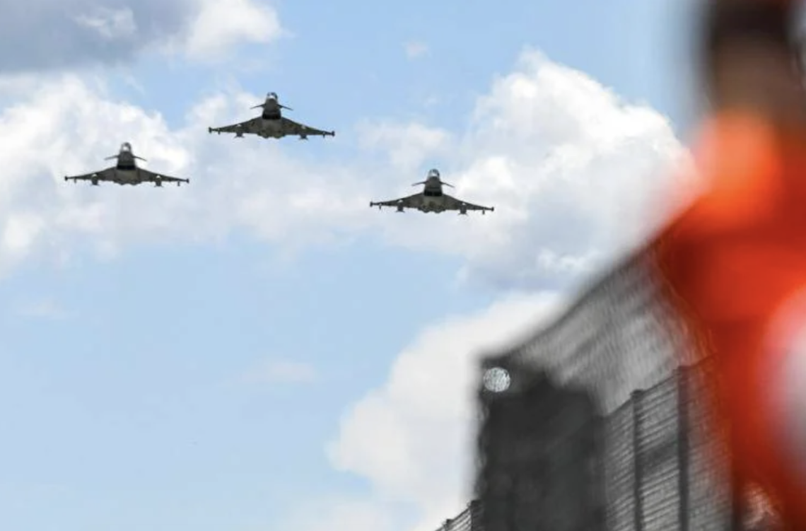 Regno Unito schiera i caccia in Polonia, Mosca accusa la Nato: «È in guerra con Russia»